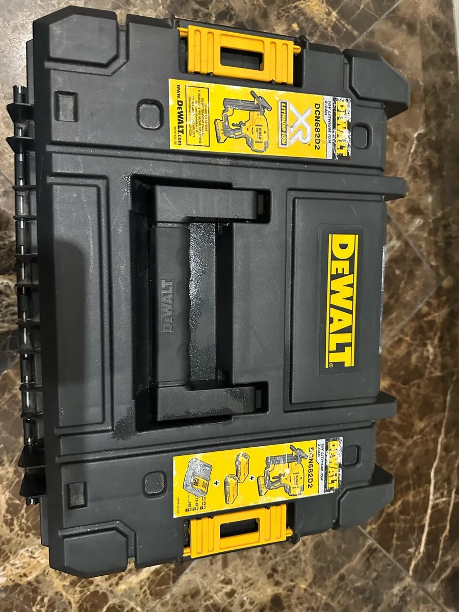 DeWalt DCN680 18 V XR Nailer gun plus nails as new - Image 1