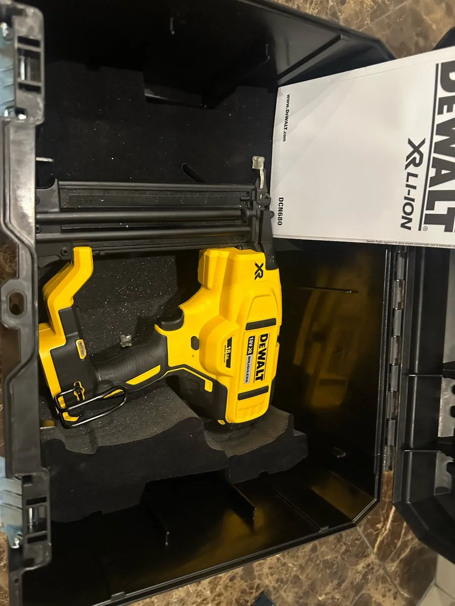 DeWalt DCN680 18 V XR Nailer gun plus nails as new - Image 2