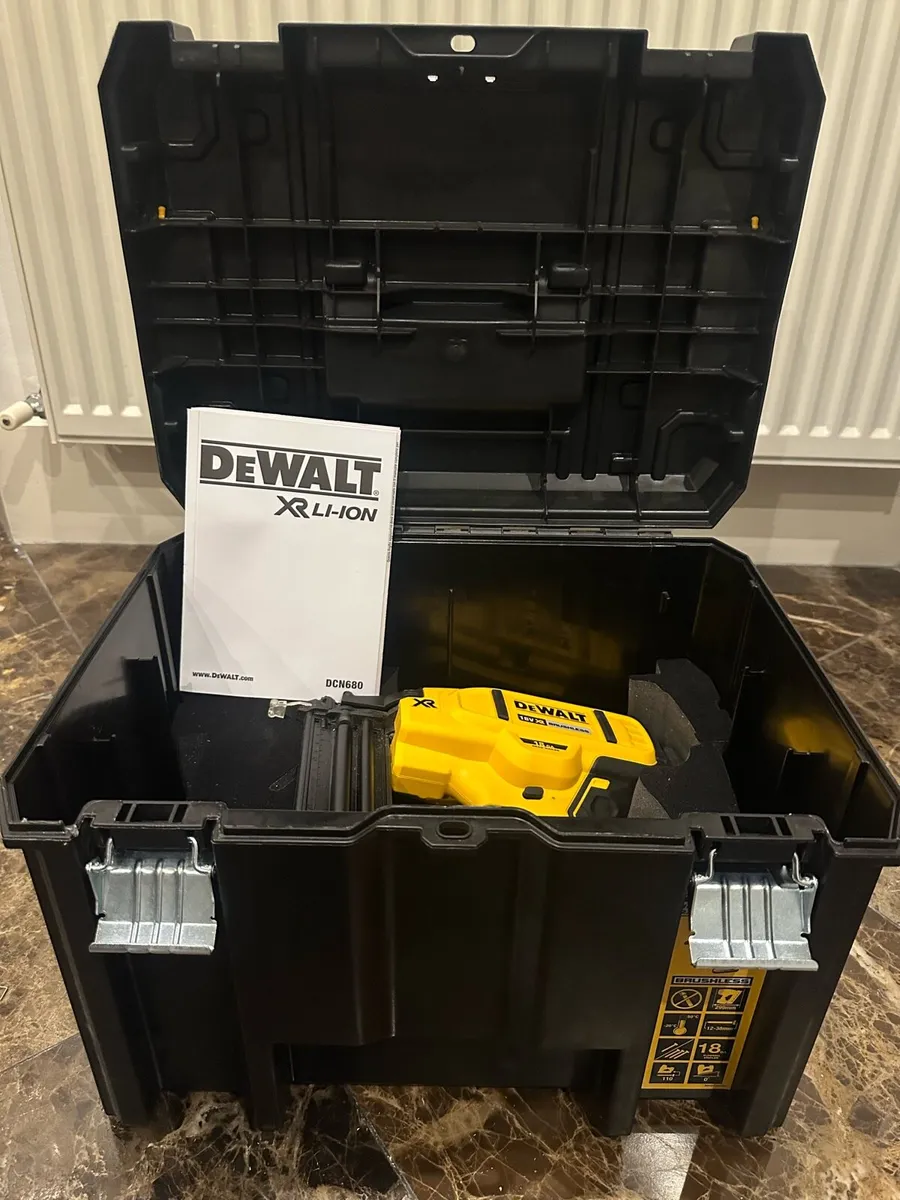 DeWalt DCN680 18 V XR Nailer gun plus nails as new - Image 3