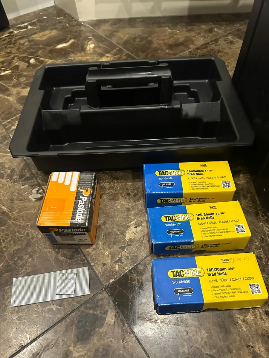 DeWalt DCN680 18 V XR Nailer gun plus nails as new - Image 4