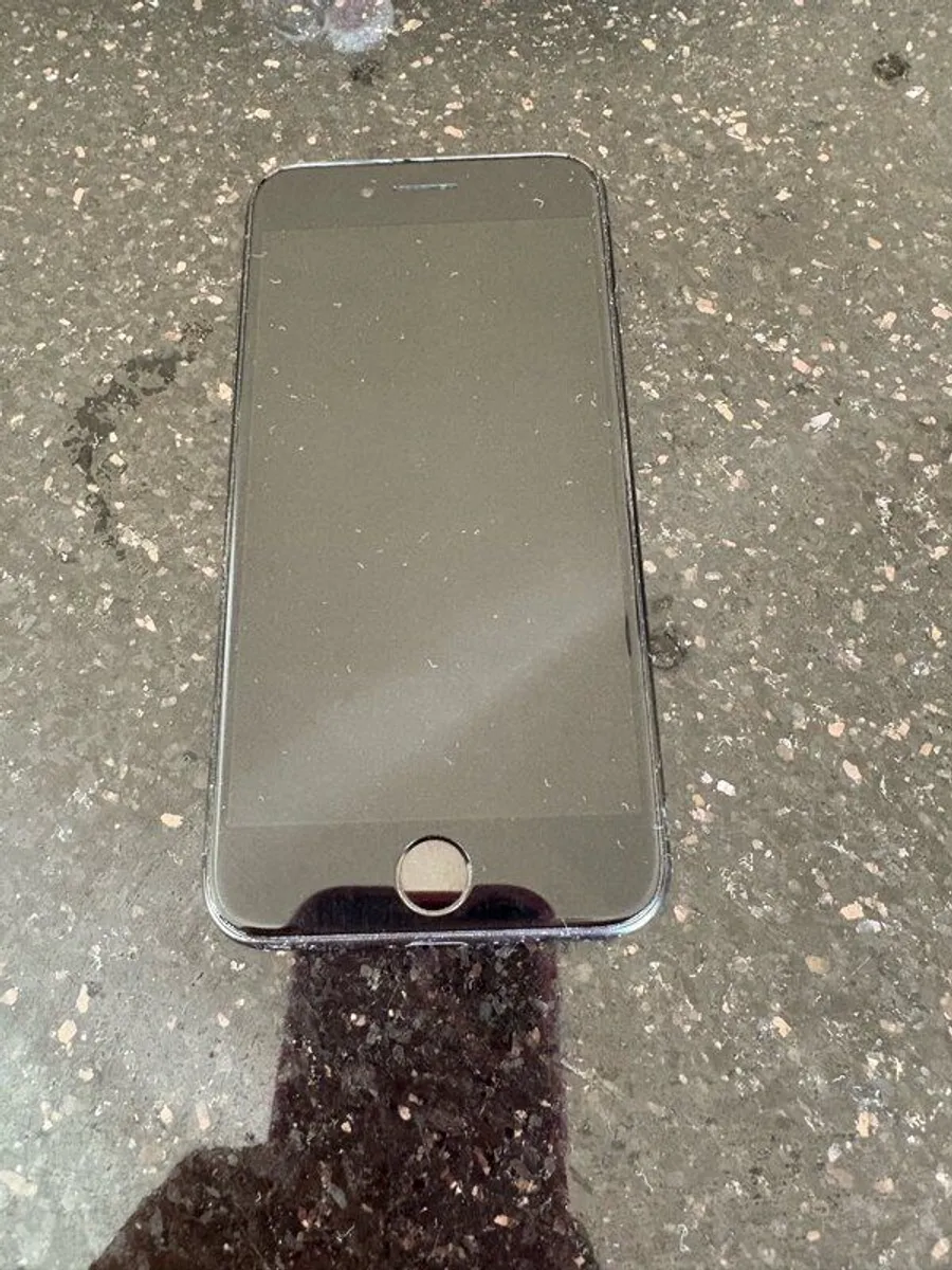 iPhone SE 2022 - Image 1