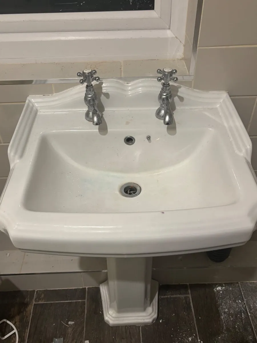 Bathroom sink - Image 1