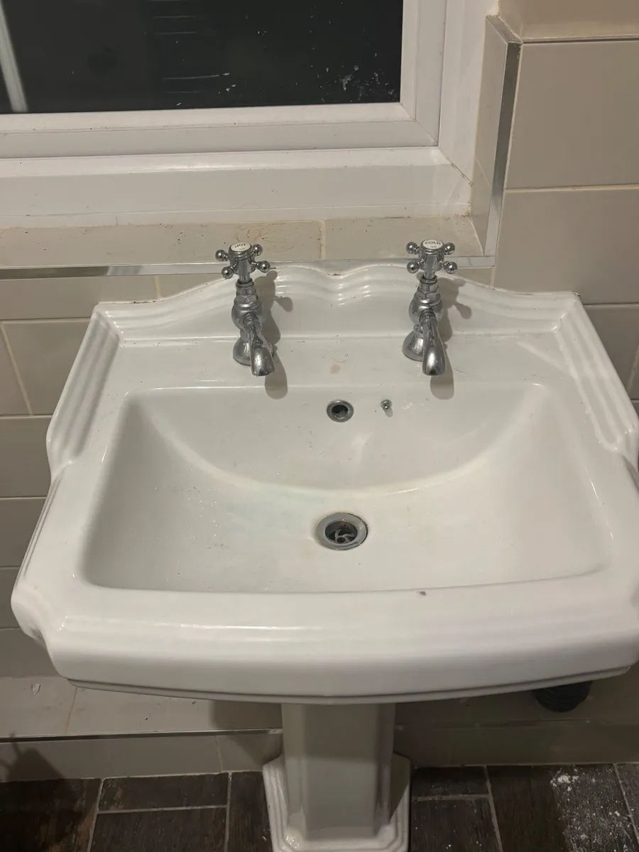 Bathroom sink - Image 2