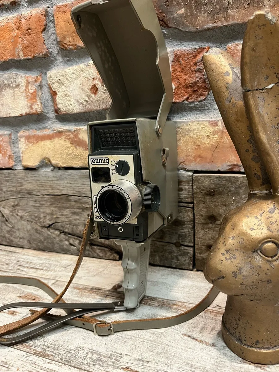 Vintage movie camera - Image 1