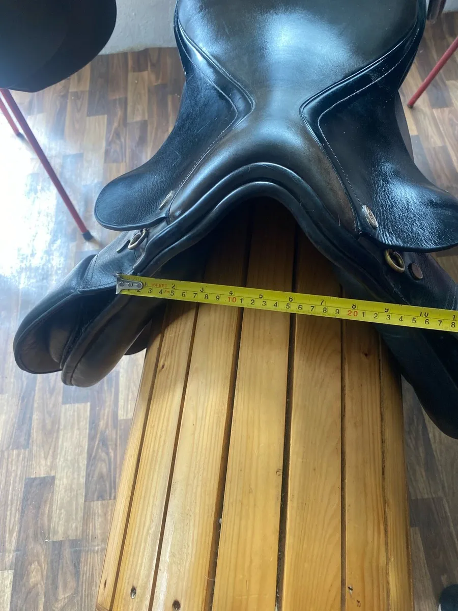Santa Cruz wide black Leather saddle - Image 3