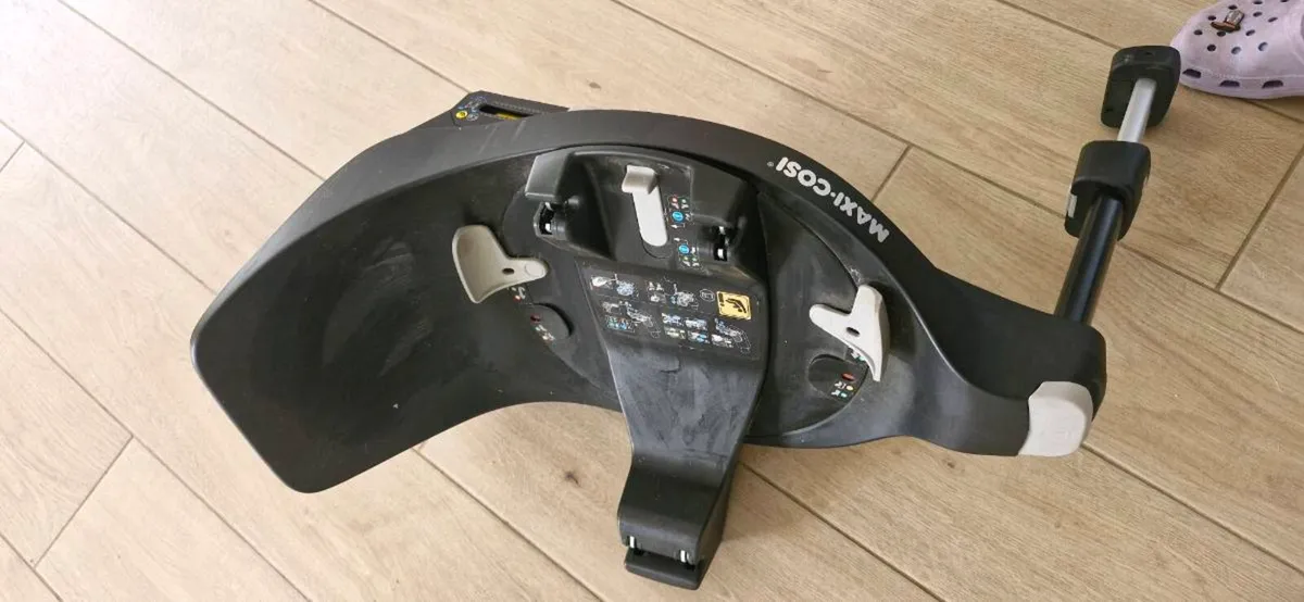 Maxi-cosi car seat and iso fix base bundle - Image 3