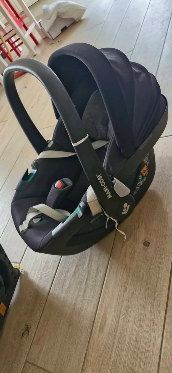 Maxi-cosi car seat and iso fix base bundle - Image 4