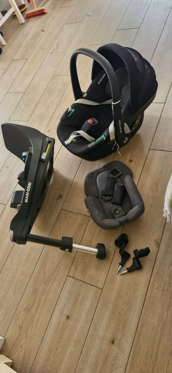 Maxi-cosi car seat and iso fix base bundle - Image 1