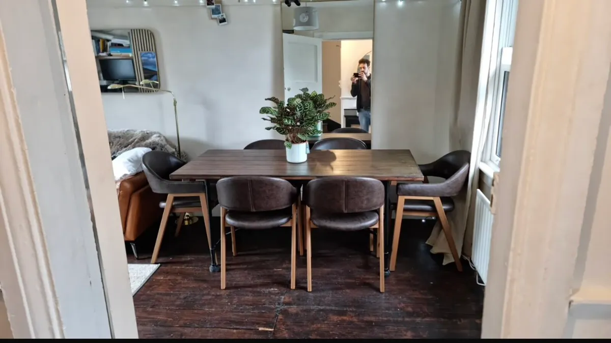 Dining table - Image 1