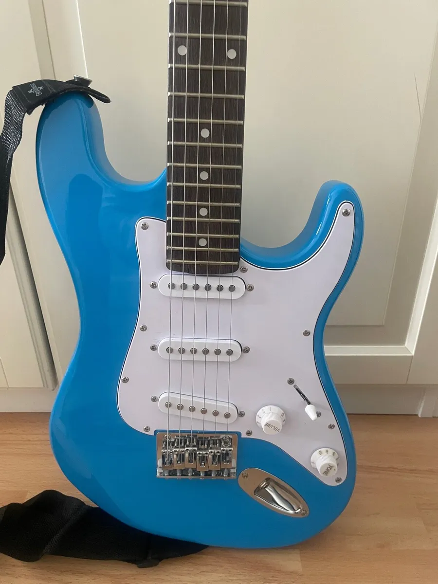Kids guitar & amp - Image 2