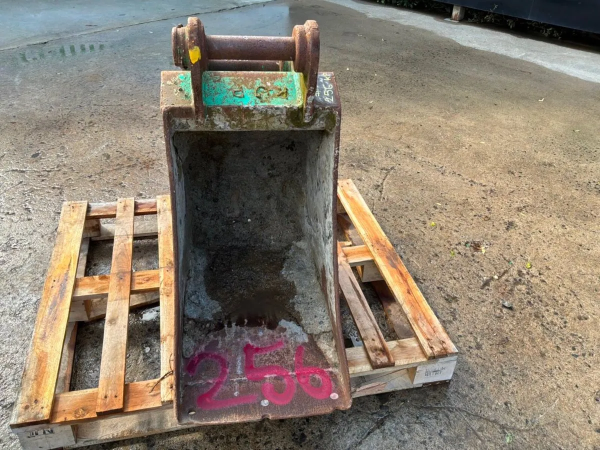 18" gummy digging bucket....50mm pins........256kp - Image 3