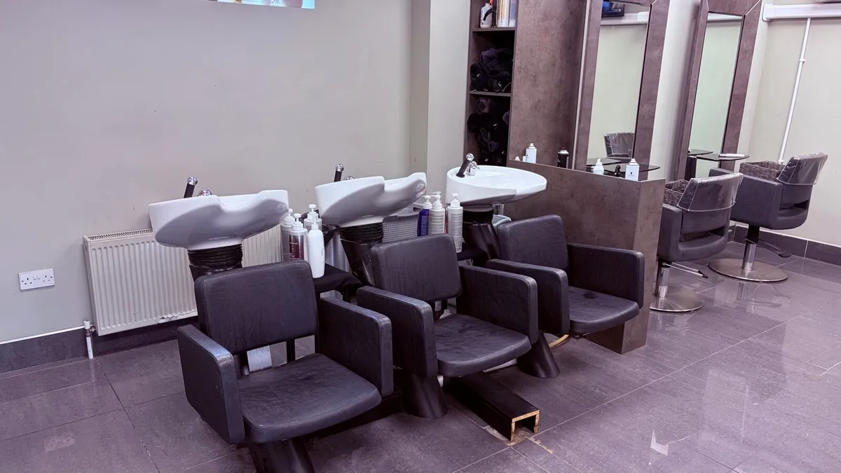 Salon furniture - Image 2