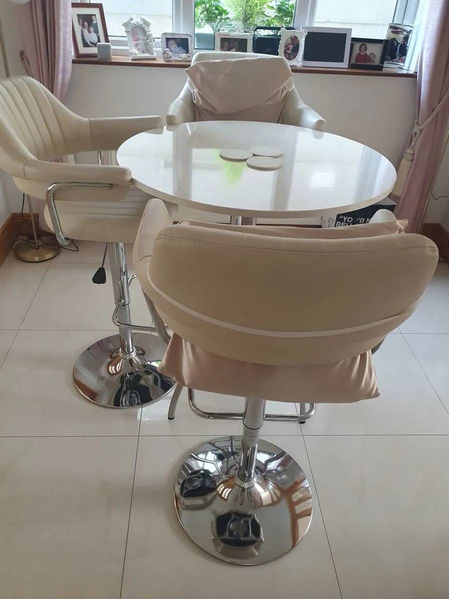 Breakfast table +3 bar stools