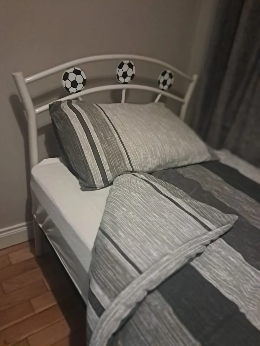 Bed frame & chest of draws - Image 2
