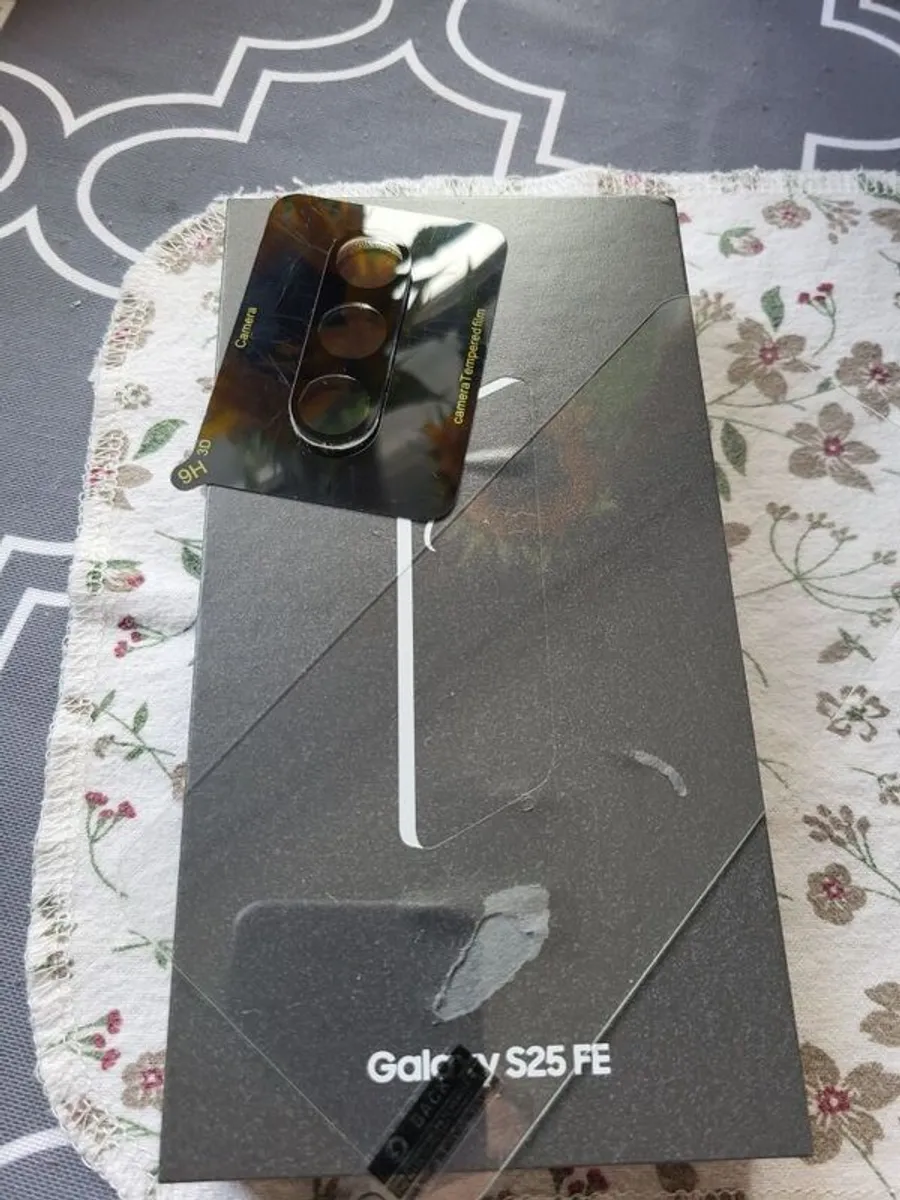 Samsung Galaxy S25 FE, 128GB, Dual SIM in black. - Image 3