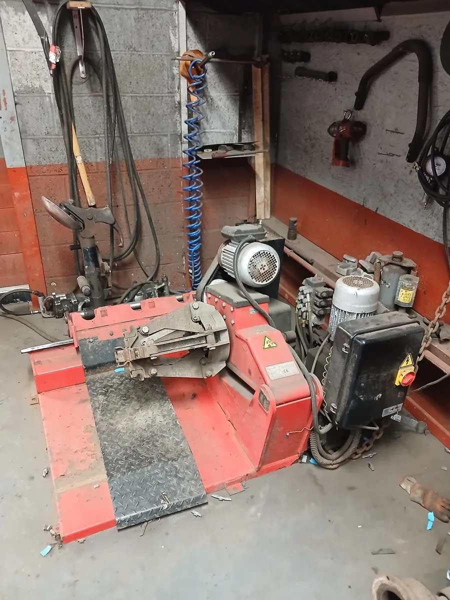 Truck/tractor tyre machine - Image 1