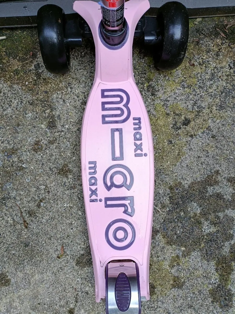 Kids Maxi Micro Deluxe LED: Pink scooter - Image 4