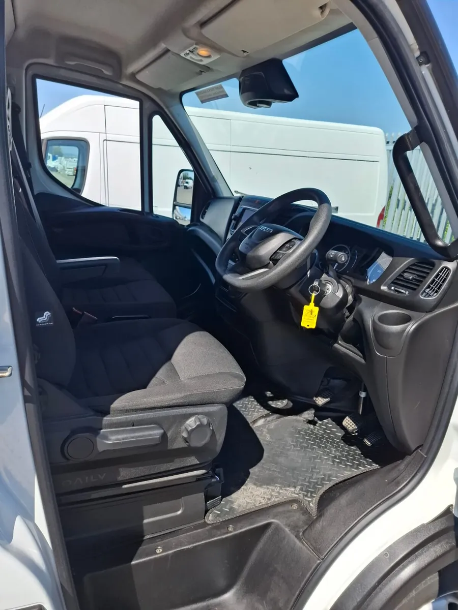Iveco Daily 3.5ton tipper with toolbox - Image 4