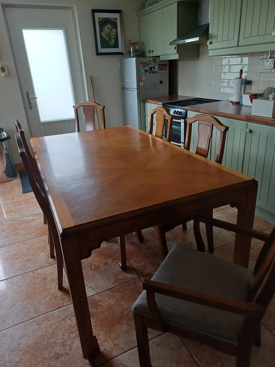 Table and chairs - Image 1