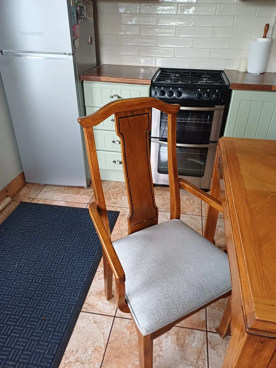 Table and chairs - Image 2