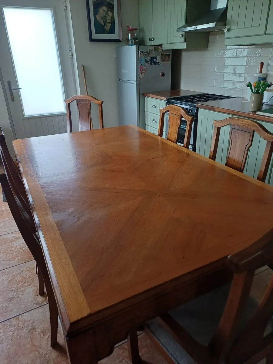 Table and chairs - Image 3