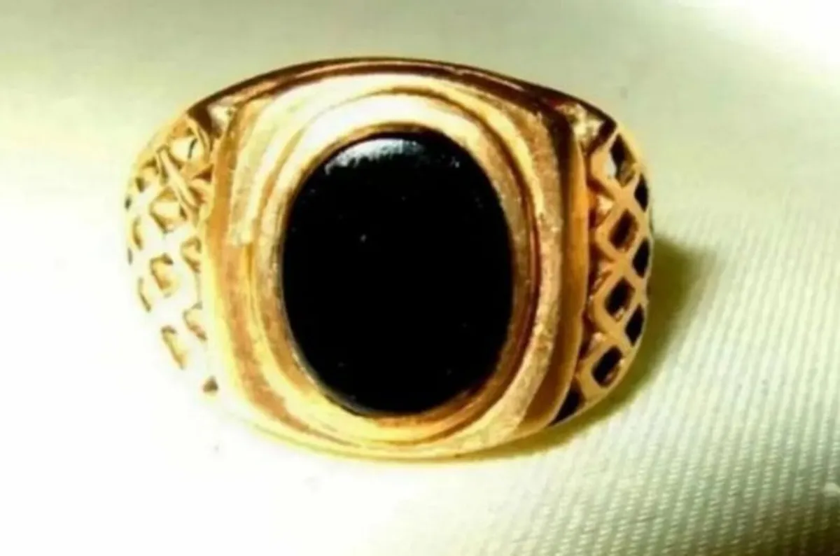 Vintage Gentlemans Signet Ring - Image 2