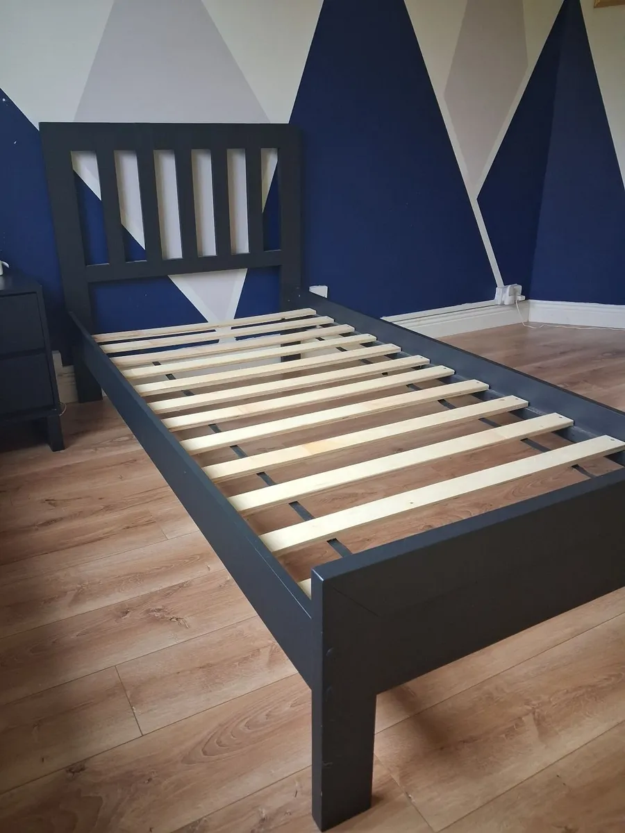 Single bed and mattress - Image 1