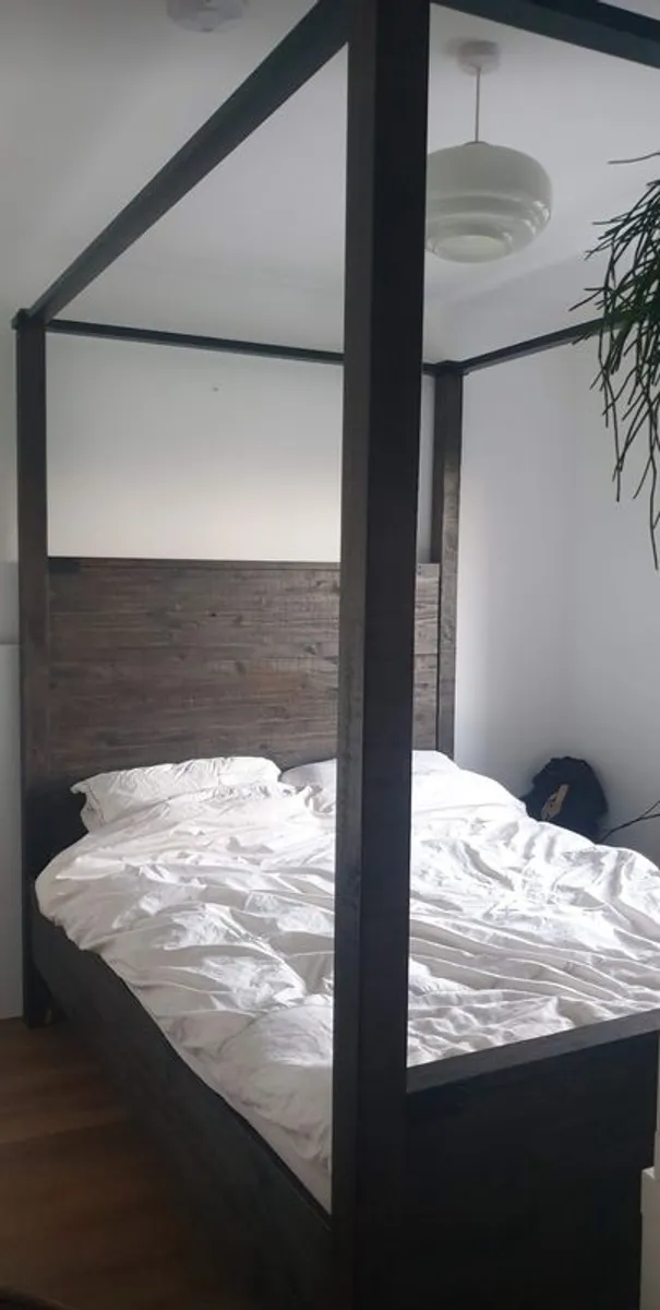 Mangussen four poster bed - Image 1