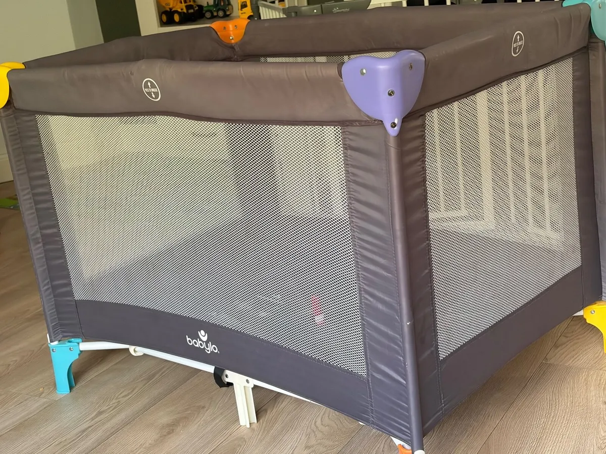 Travel cot - Image 1