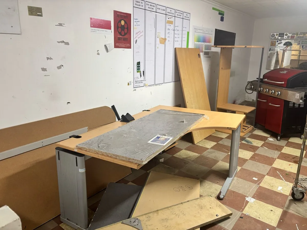 Office desks and chairs free to take away - Image 3