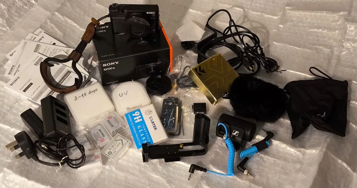 Sony Cyber-shot DSC-RX100 VII & accessories - Image 1