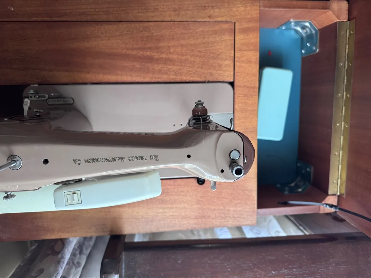 Sewing machine - Image 2