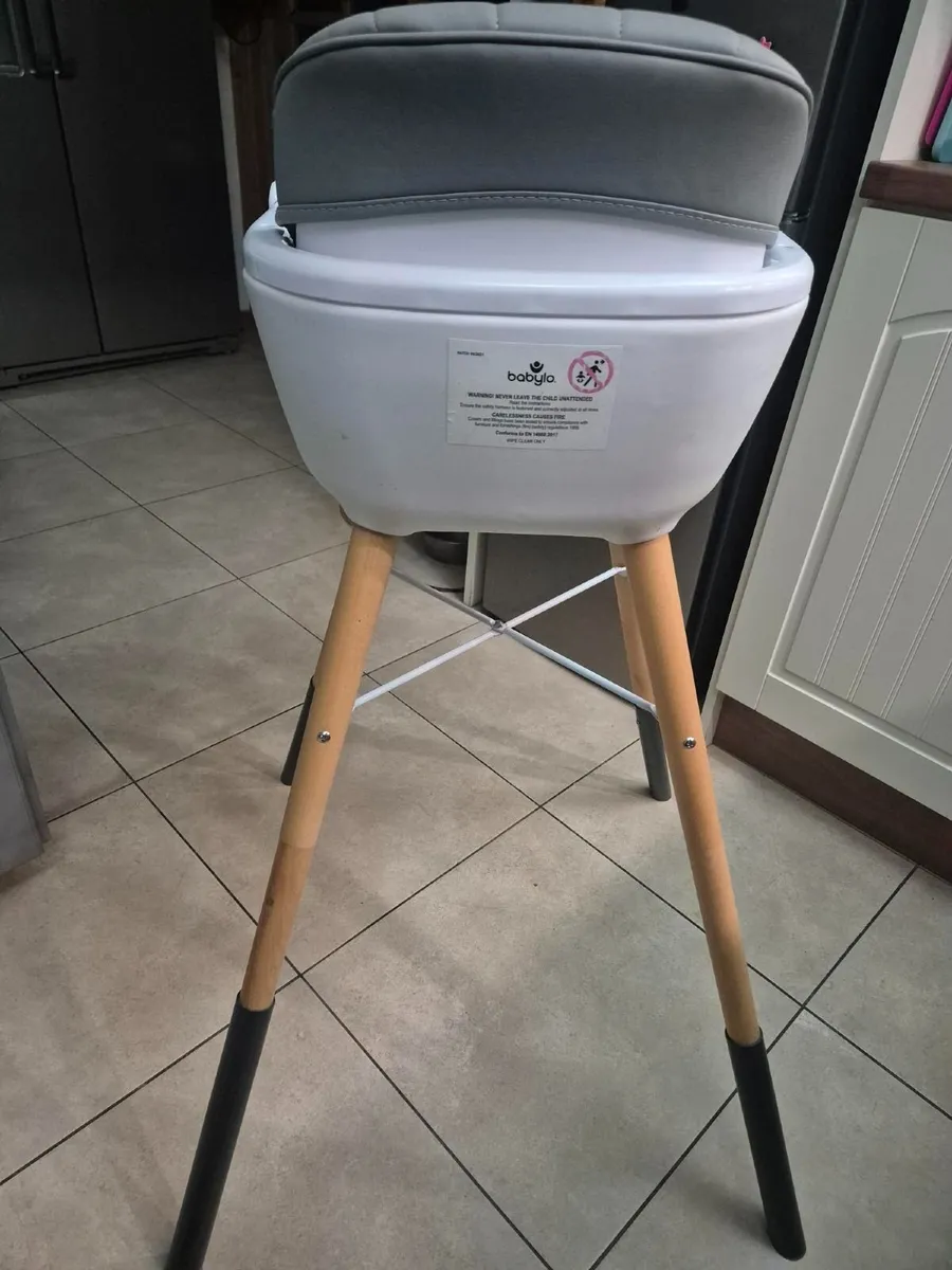 High chair - Image 1