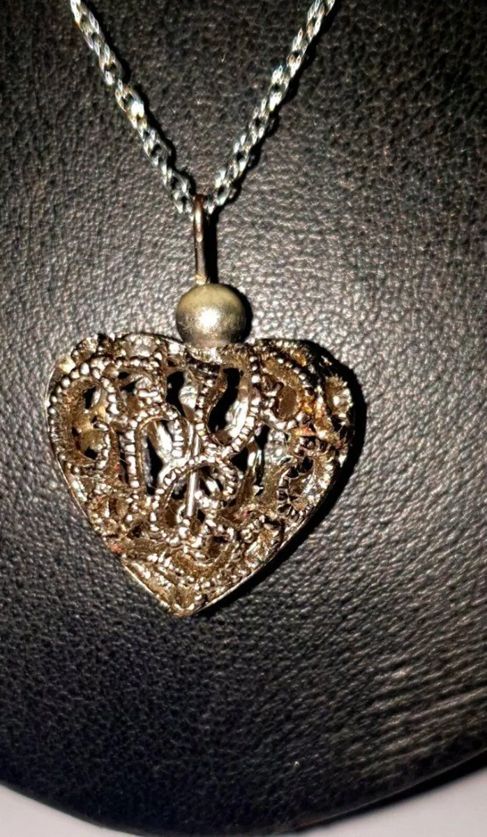 Vintage Hallmarked Silver Filigree Heart Necklace - Image 4