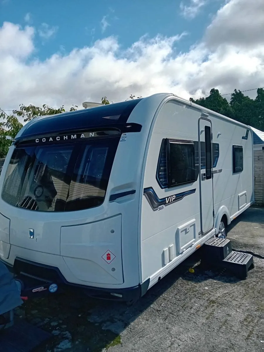 Luxury 2020 coachman VIP 565 fixed single beds - Image 2