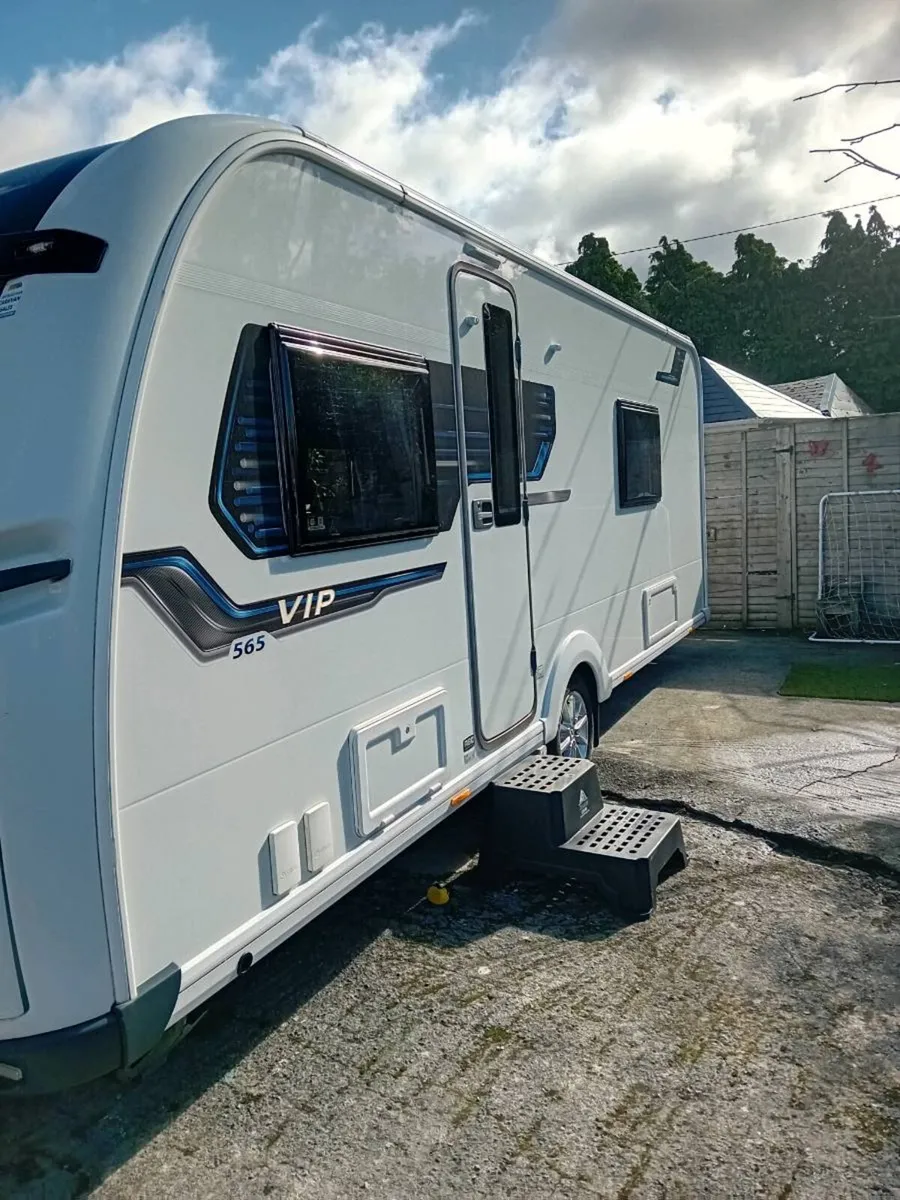 Luxury 2020 coachman VIP 565 fixed single beds - Image 3