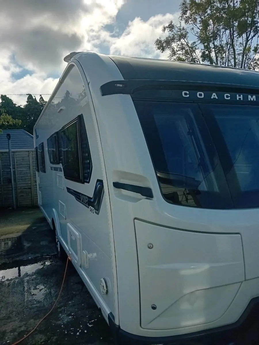 Luxury 2020 coachman VIP 565 fixed single beds - Image 4