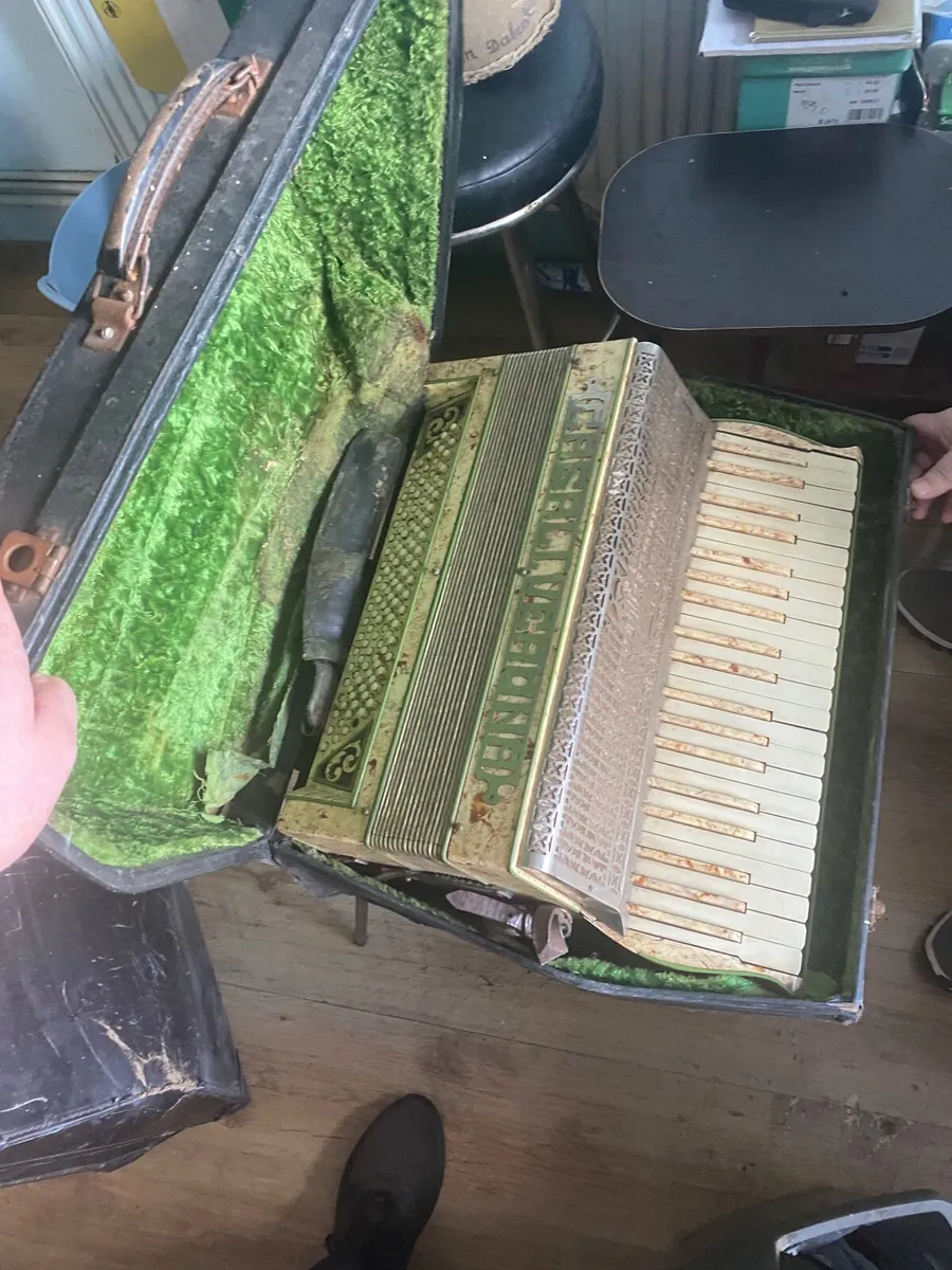 Vintage accordion - Image 4