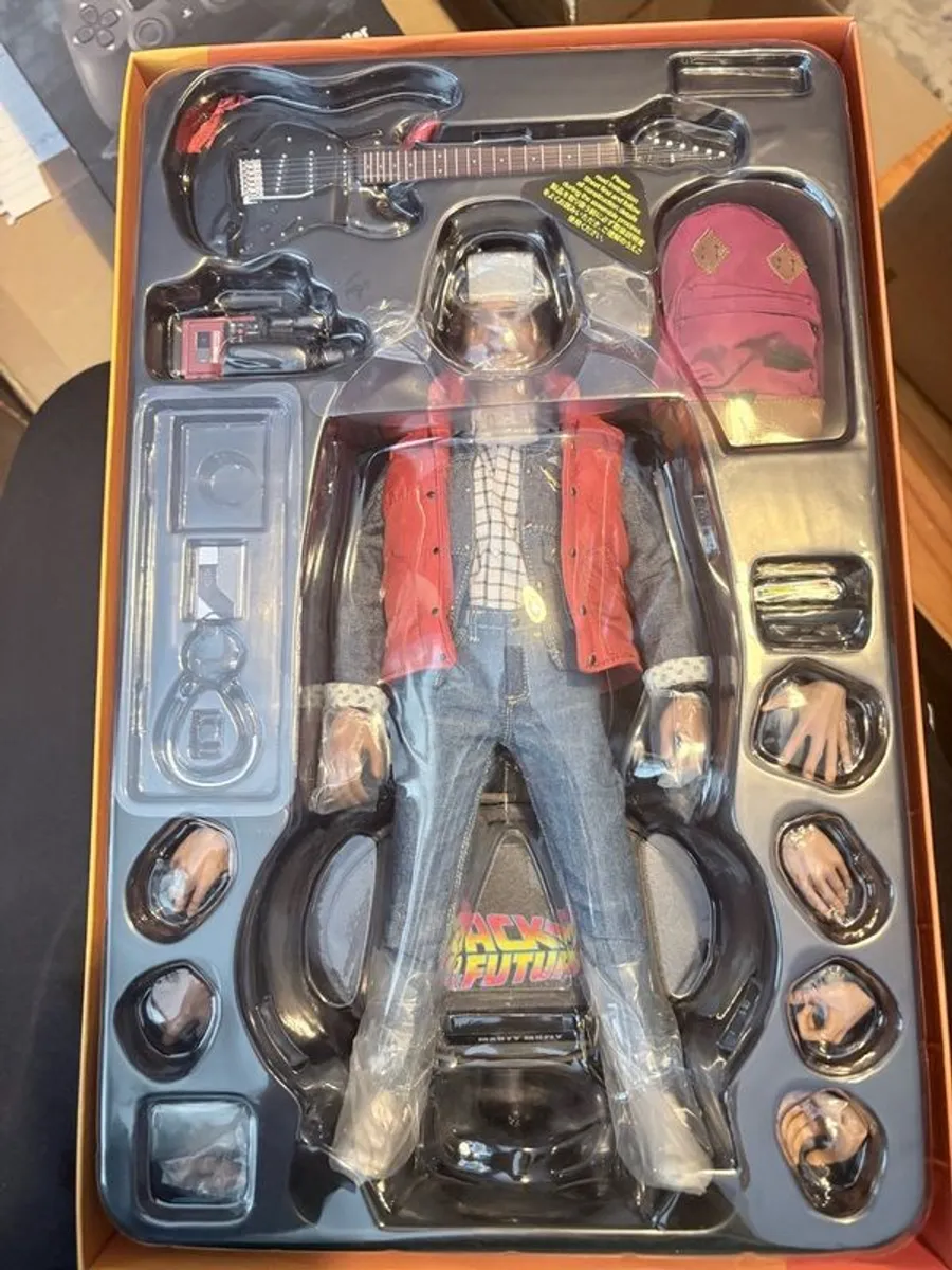 Hot Toys Marty Mcfly 1:6 Scale - Image 3