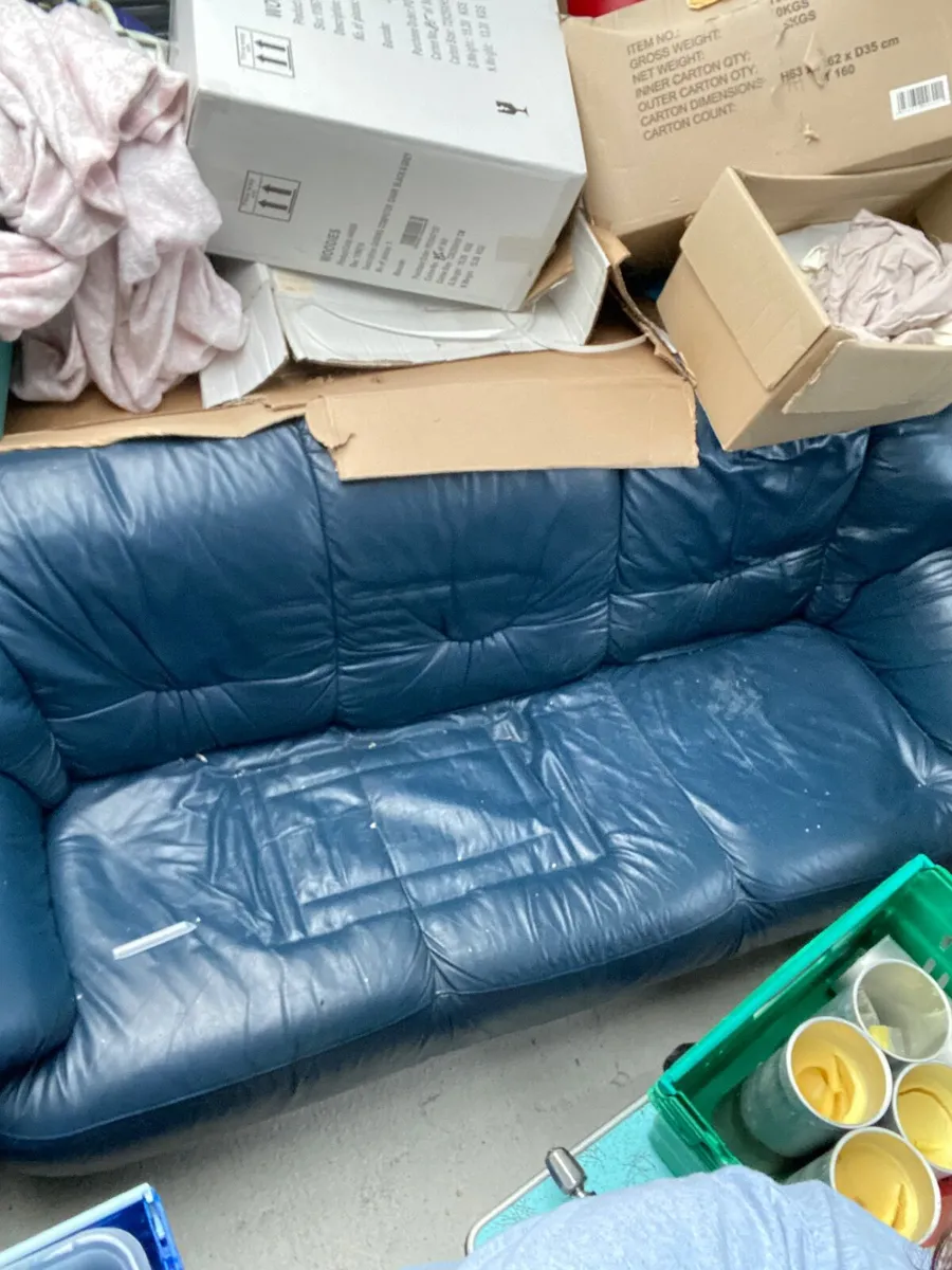 Leather couch + armchairs - Image 2