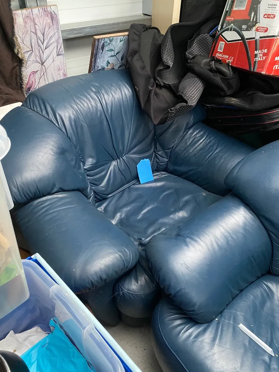 Leather couch + armchairs - Image 3