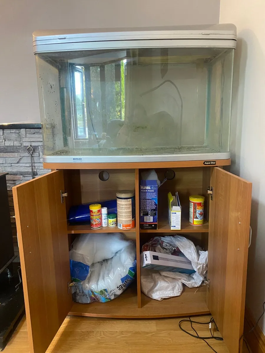 Fish tank and stand / press - Image 1
