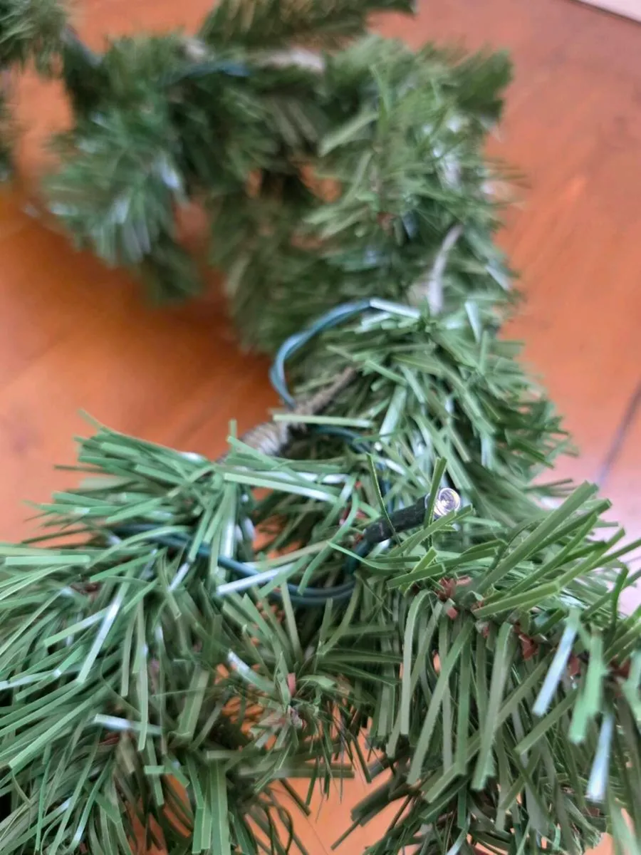 Woodie’s 2.5m Pre-Lit Christmas Garland - Image 2
