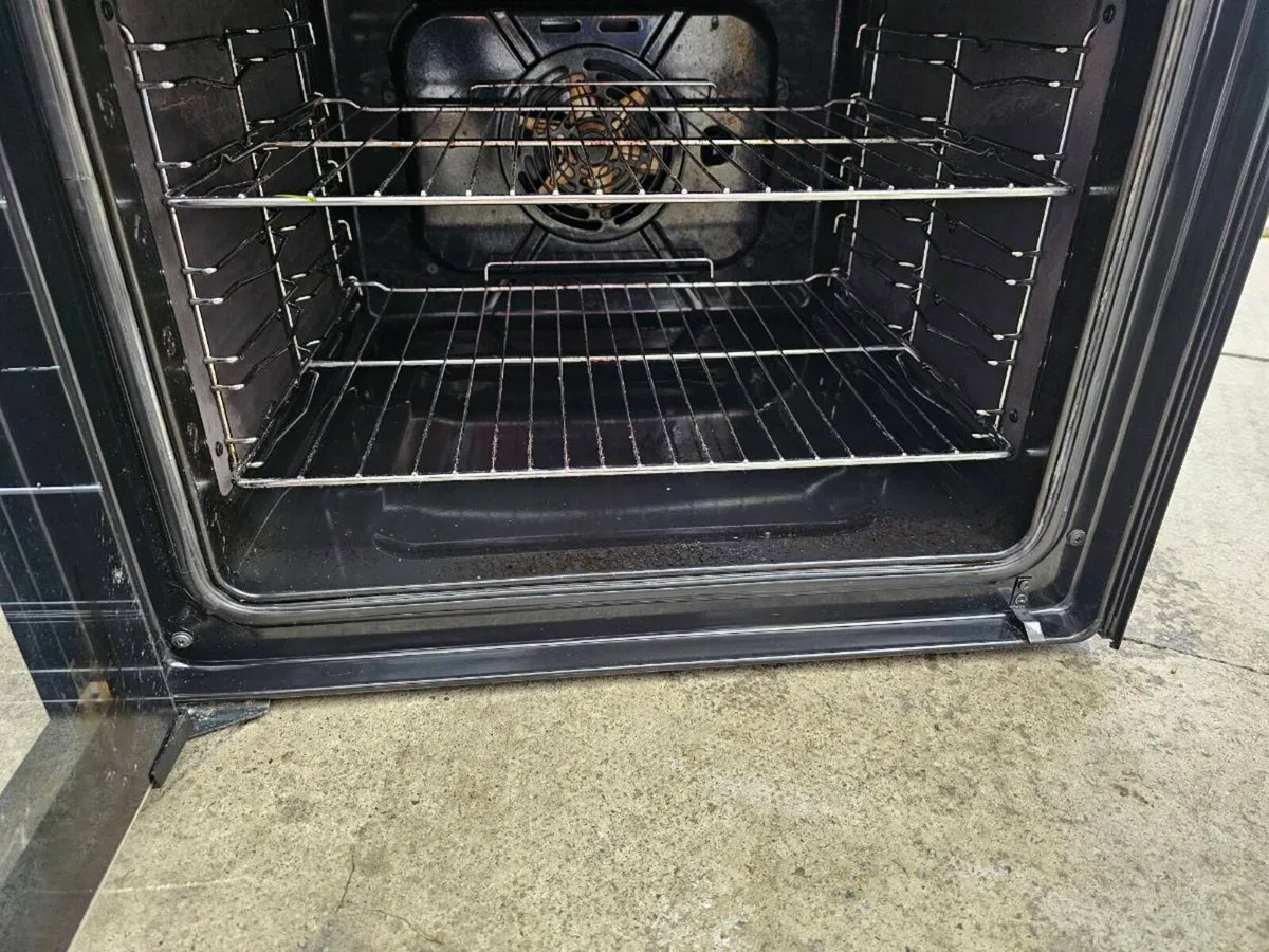 Hotpoint Electric cooker  as new - Image 3