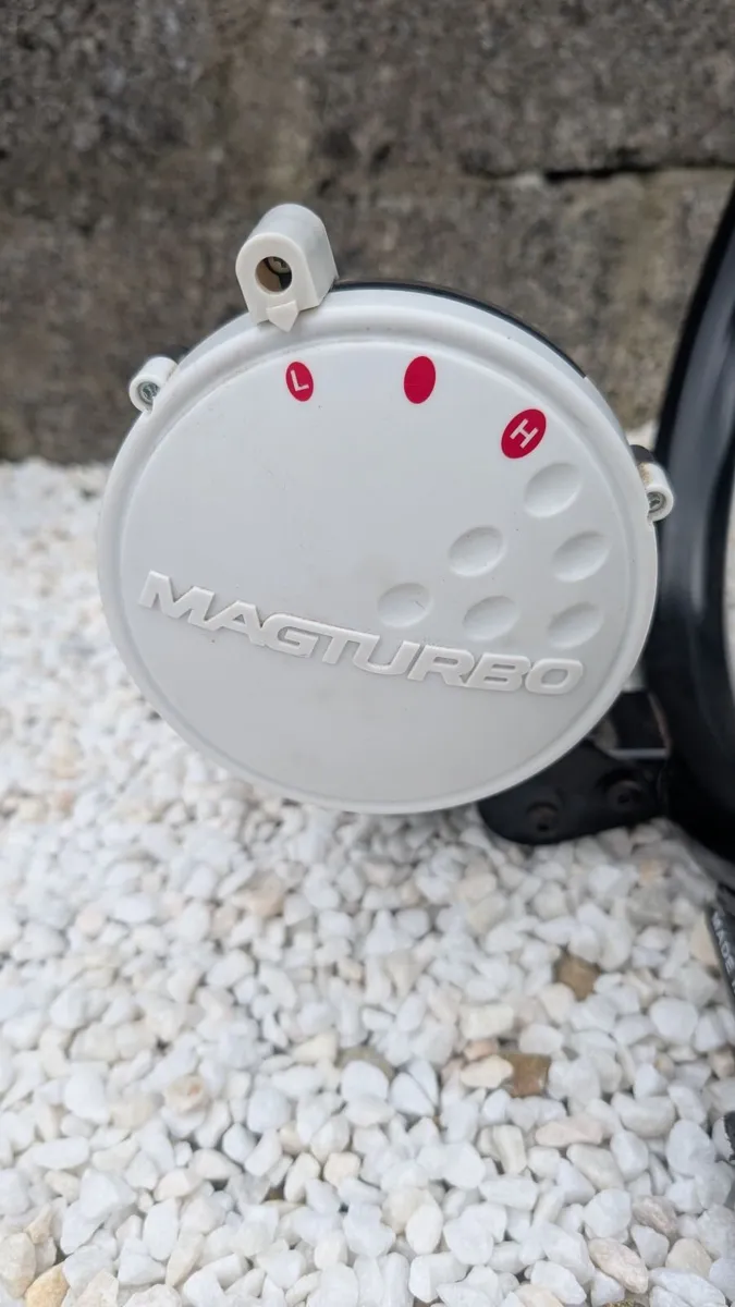 Minoura MagRide 60 Indoor Bike Trainer / Turbo Tra - Image 2