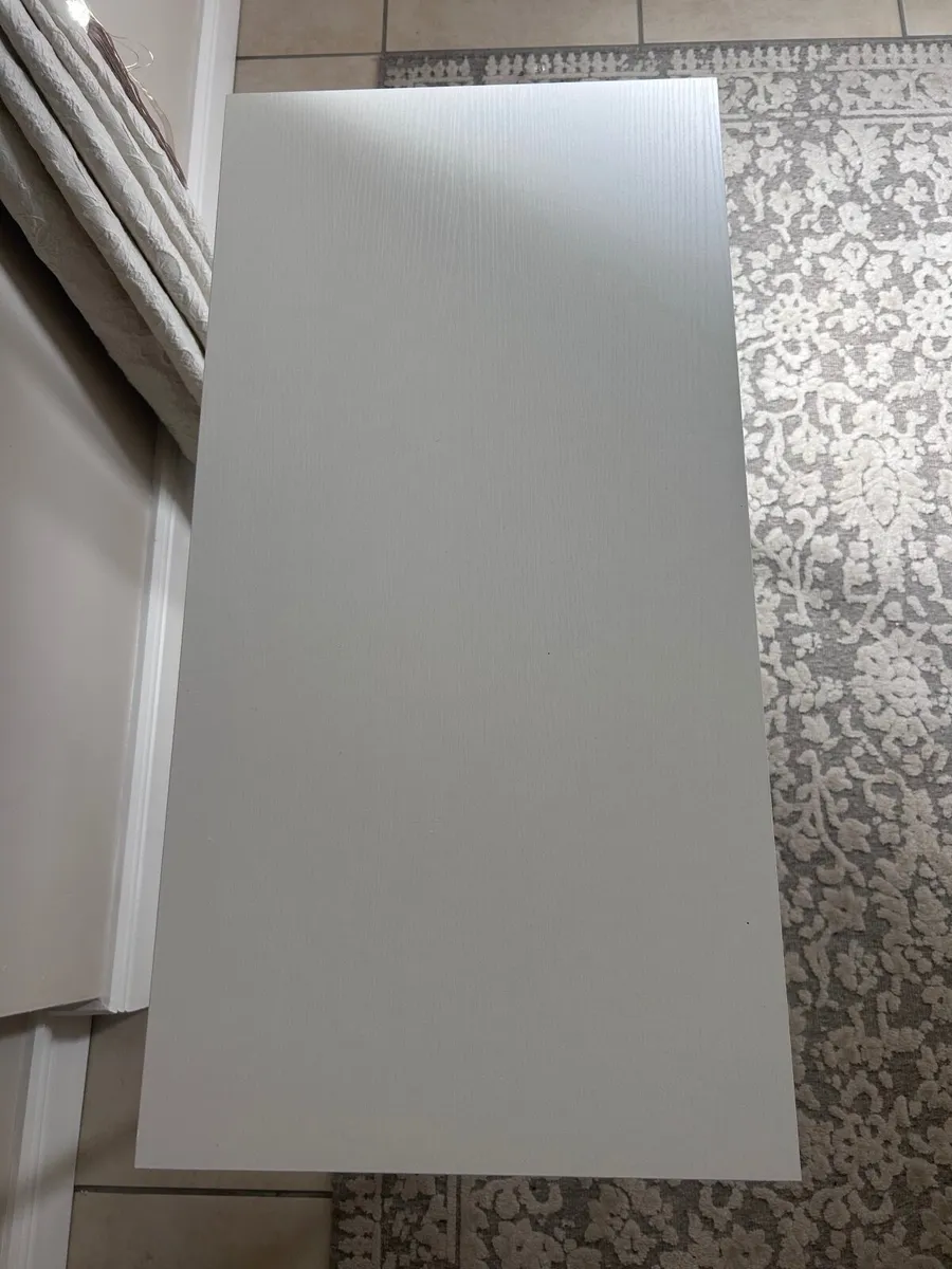 White desk - Image 1