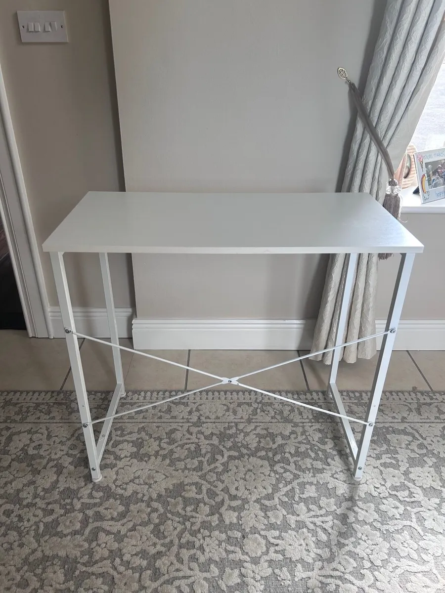 White desk - Image 2