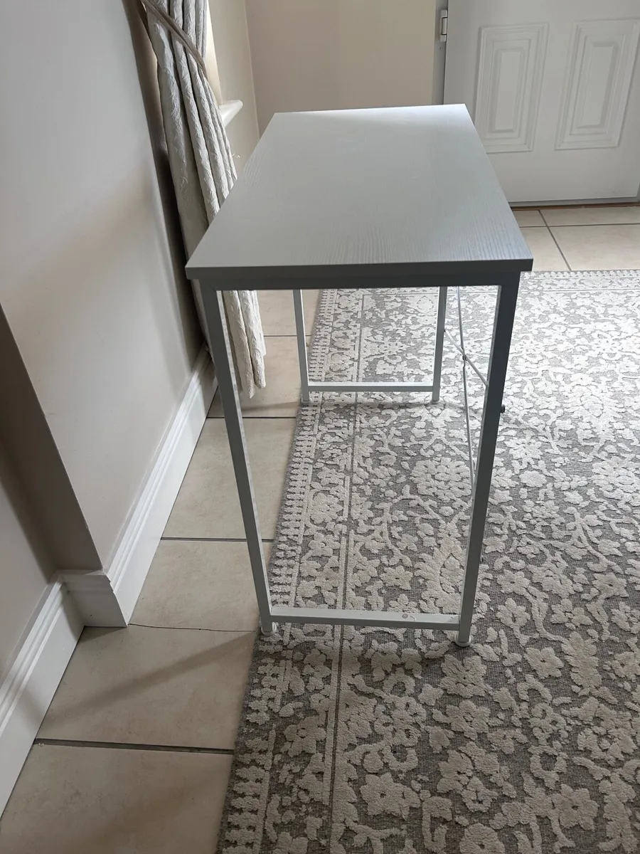 White desk - Image 3