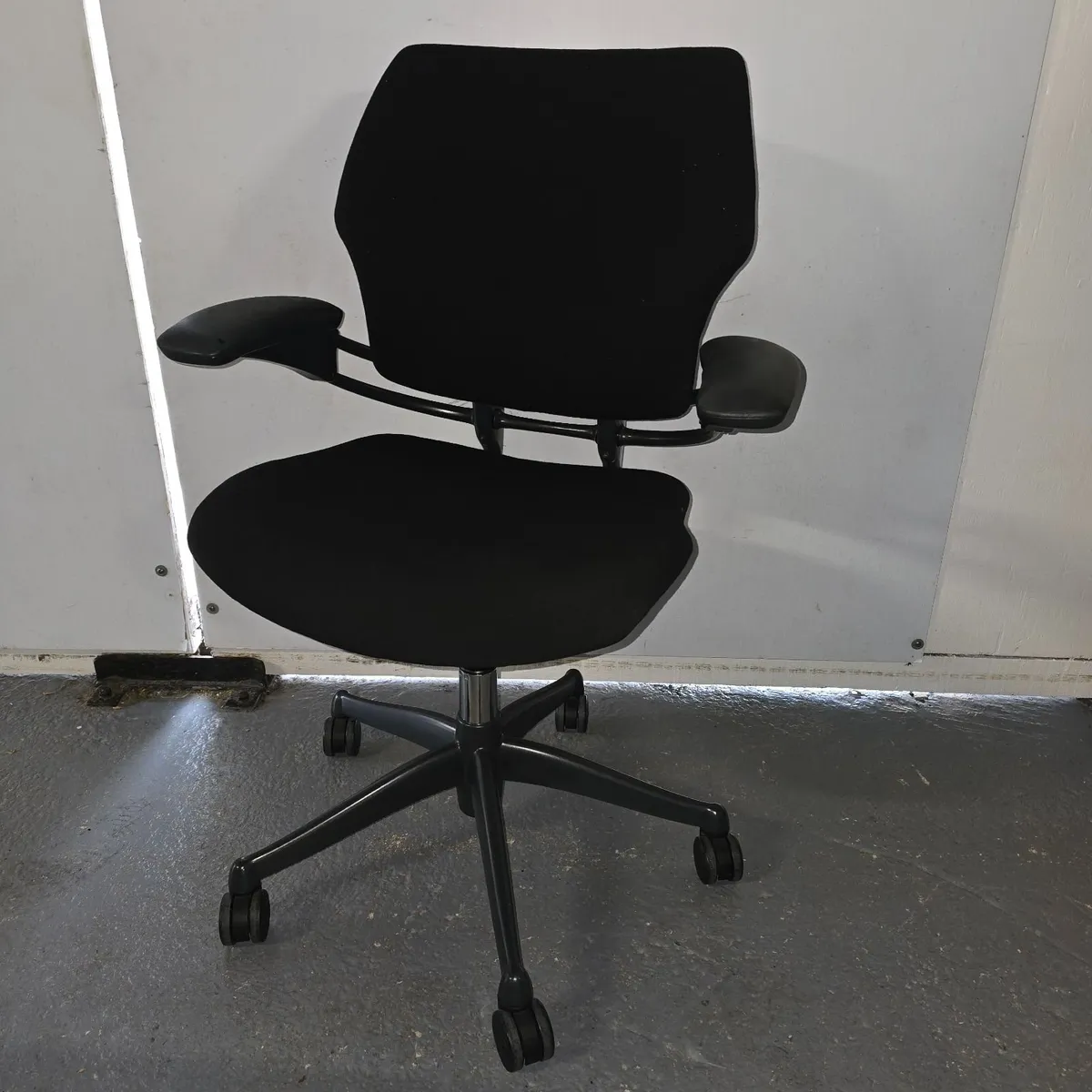 Humanscale Freedom task chair in black fabric - Image 3