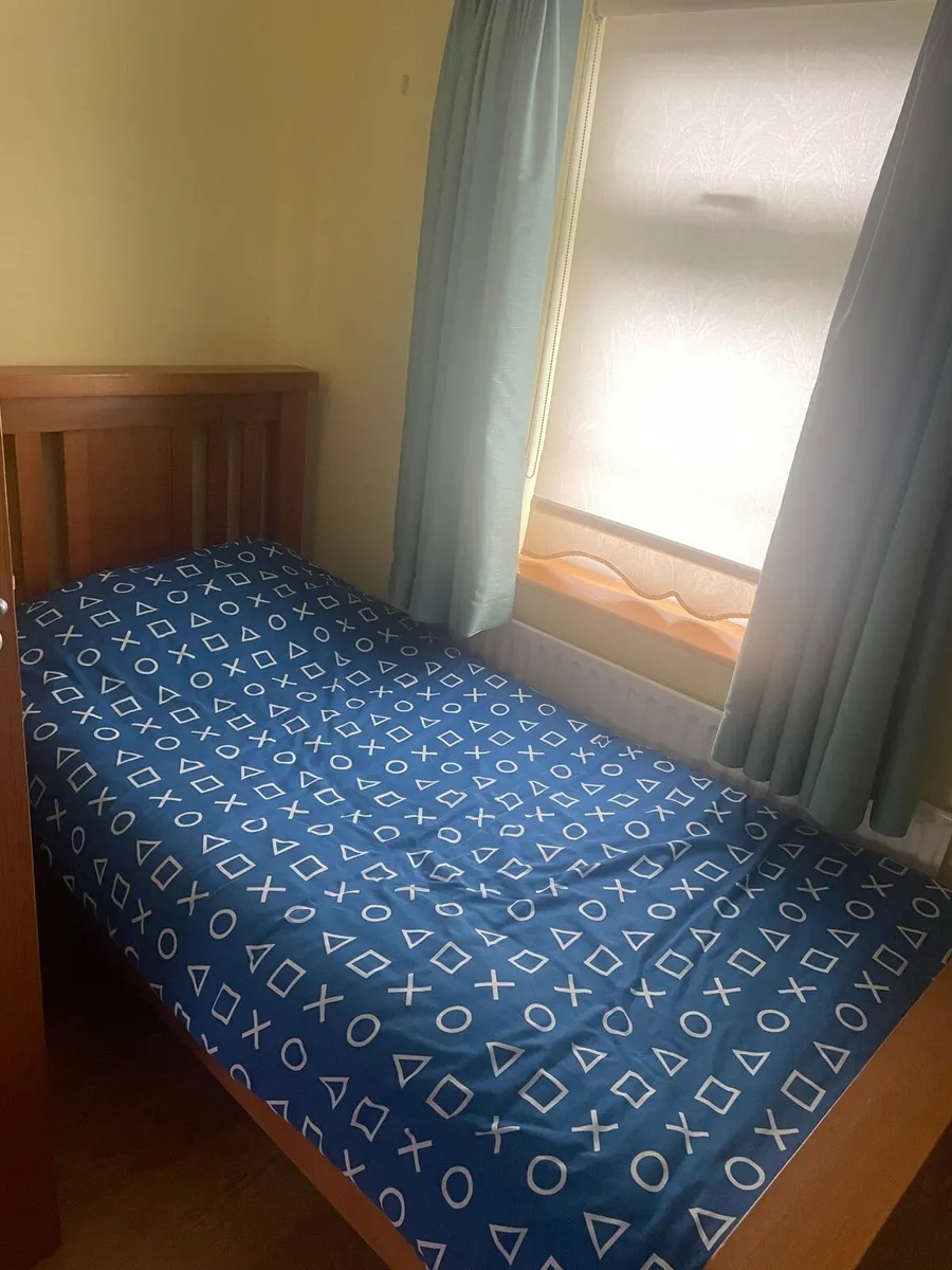 Oak frame bed - Image 1